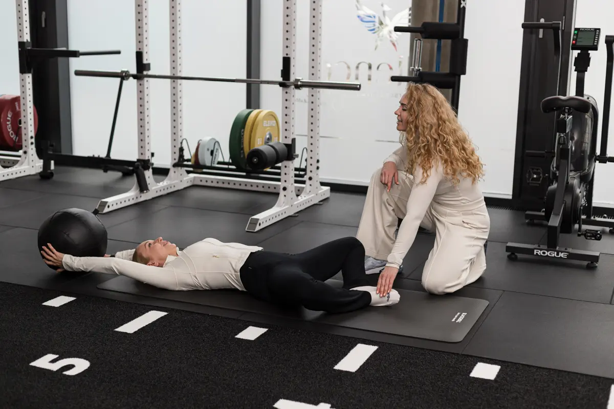 Individuelles Training in Frankfurt Xenia Kaiser mit einer Kundin beim Krafttraining